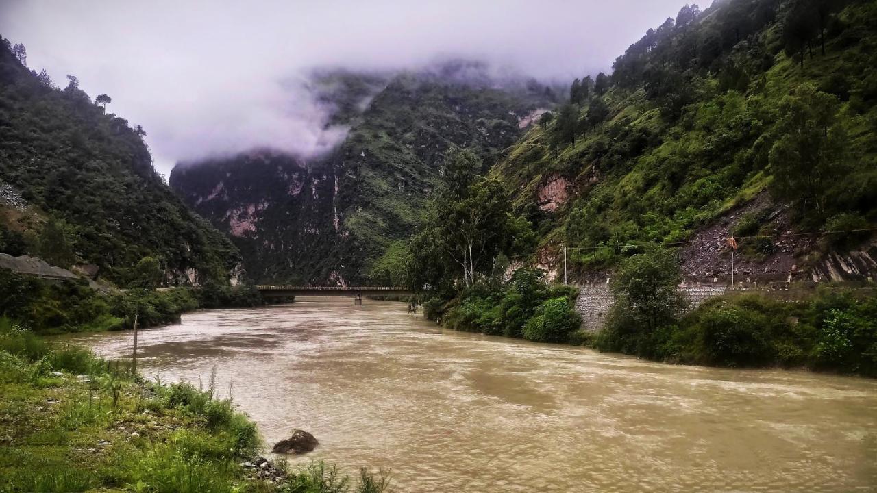 Tirthan Grand Riverside Banjār Zewnętrze zdjęcie