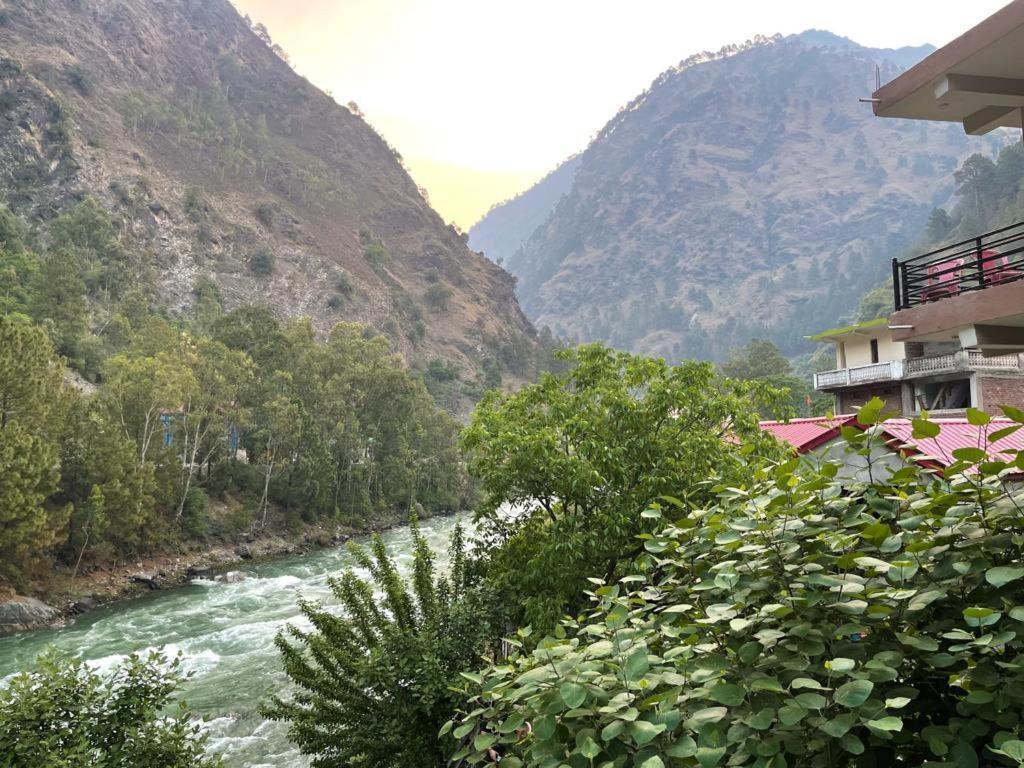 Tirthan Grand Riverside Banjār Zewnętrze zdjęcie