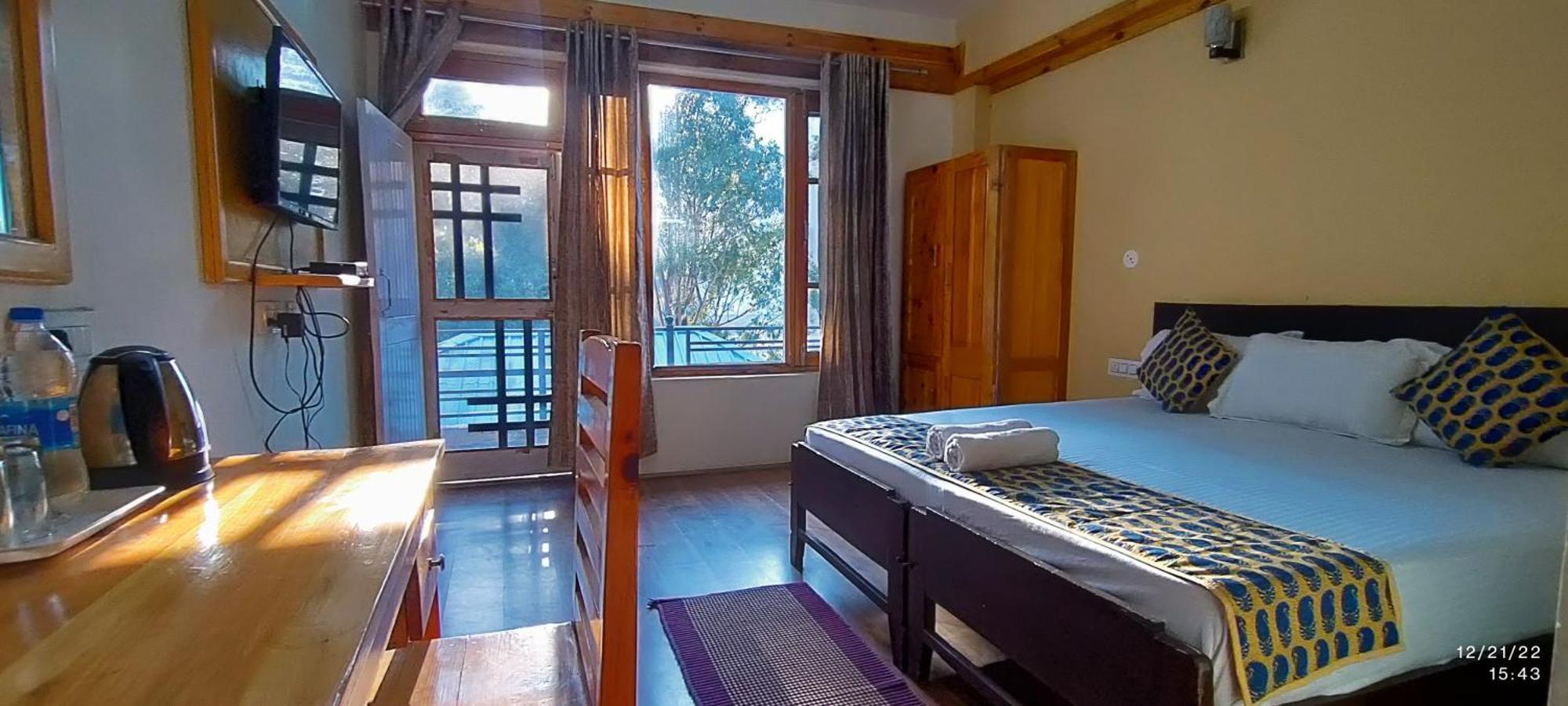 Tirthan Grand Riverside Banjār Pokój zdjęcie