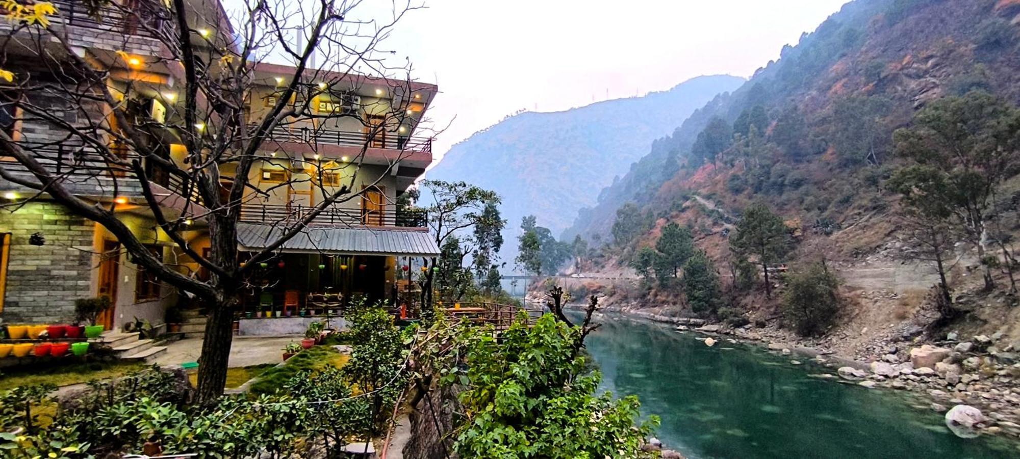 Tirthan Grand Riverside Banjār Zewnętrze zdjęcie